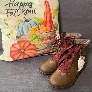 Woman’s SZ 8 **LIKE NEW**
